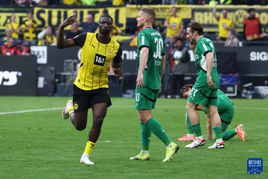 九游官网门兴格拉德巴赫训练开放日，转会期复出首秀引欢呼，欧联在即，控场能力受关注的简单介绍